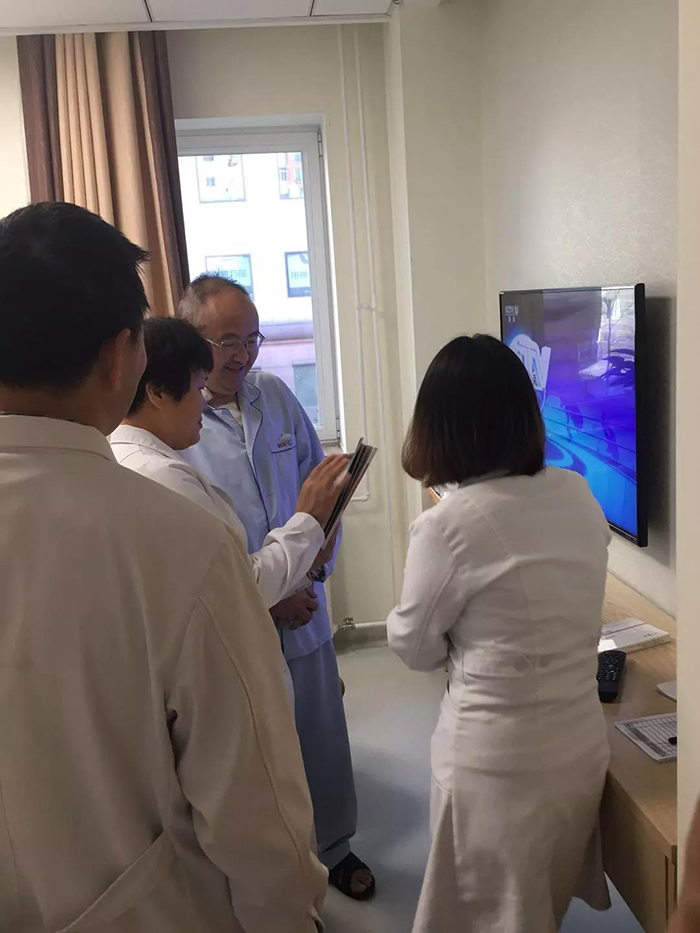 康复师对患者讲解康复知识